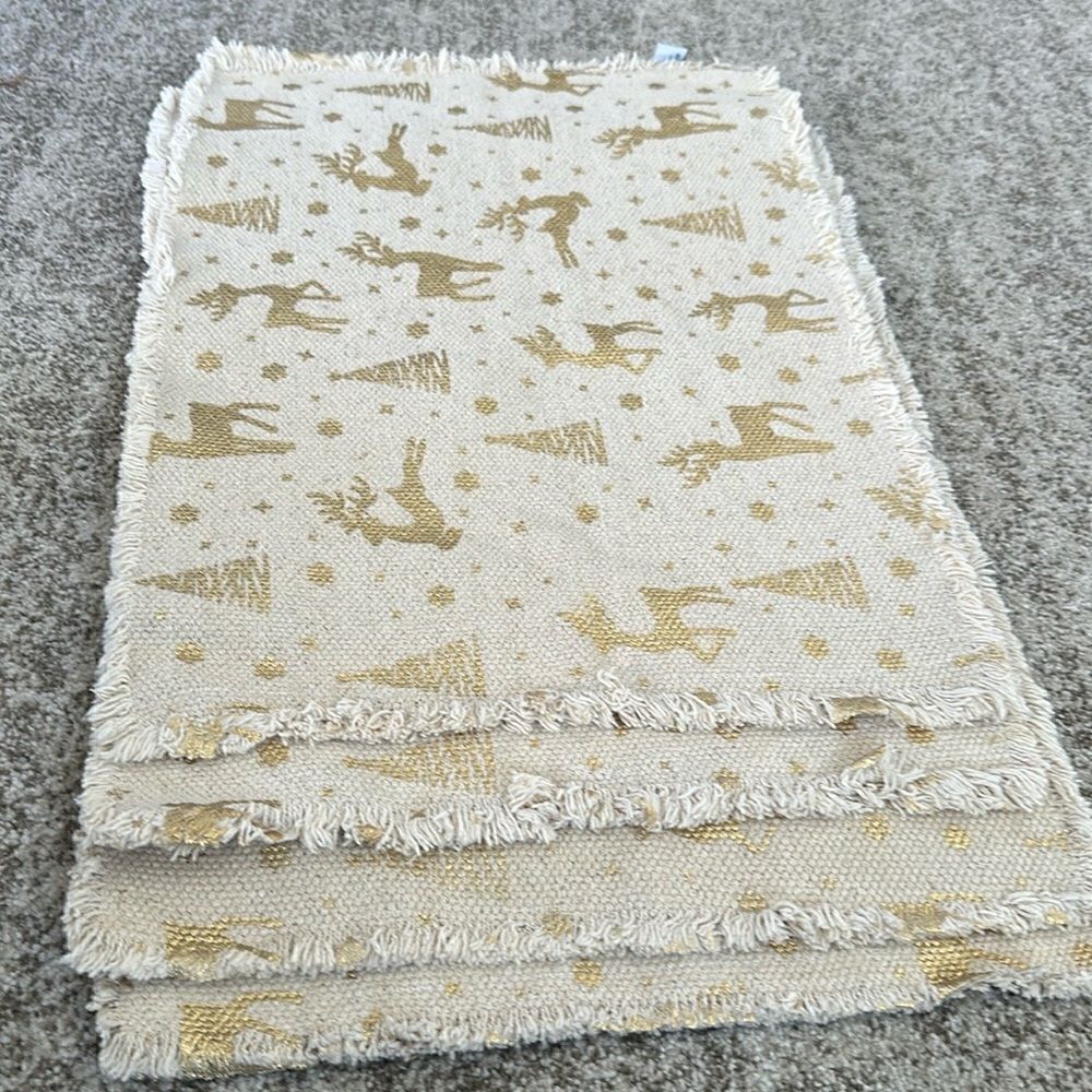 4 Nicole Miller Home Christmas Reindeer Placemats Beige Gold (4)